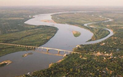Vehículos van en contravía en el puente Remanso debido a embotellamiento