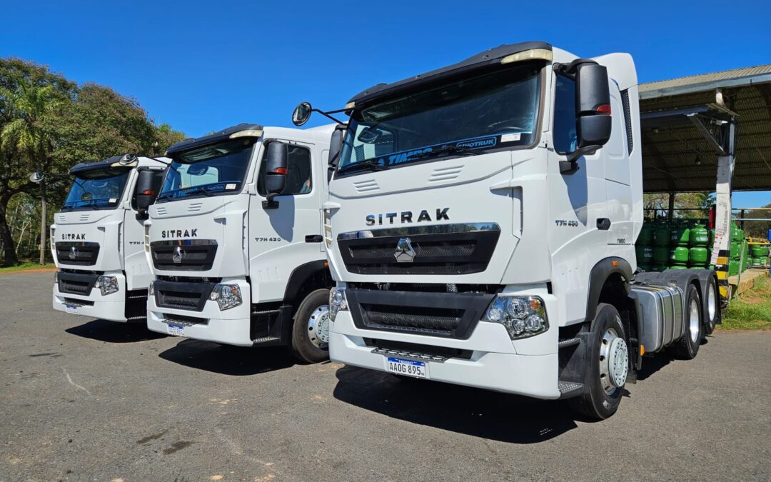 Timbo entrega 3 camiones Sinotruk Sitrak T7H 430 a Gas Total