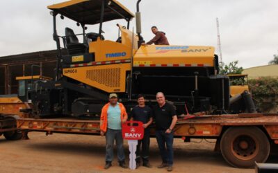 La industria sigue invirtiendo: entrega de una terminadora asfáltica SANY SAP60 a COVIPA