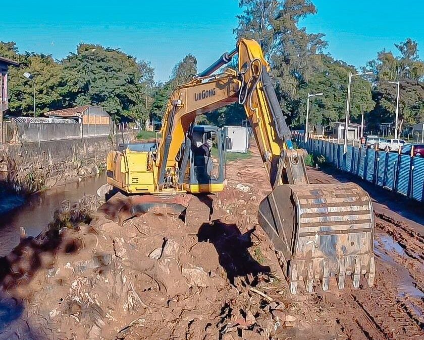 Construpar avanza con las obras de canalización en el arroyo San Lorenzo