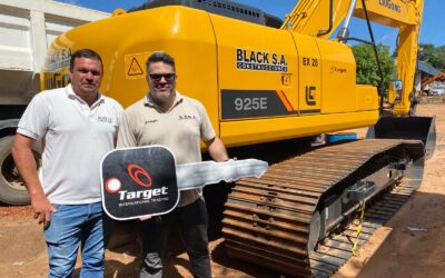 Target S.A. entrega dos excavadoras a Black S.A. y fortalece su alianza estratégica