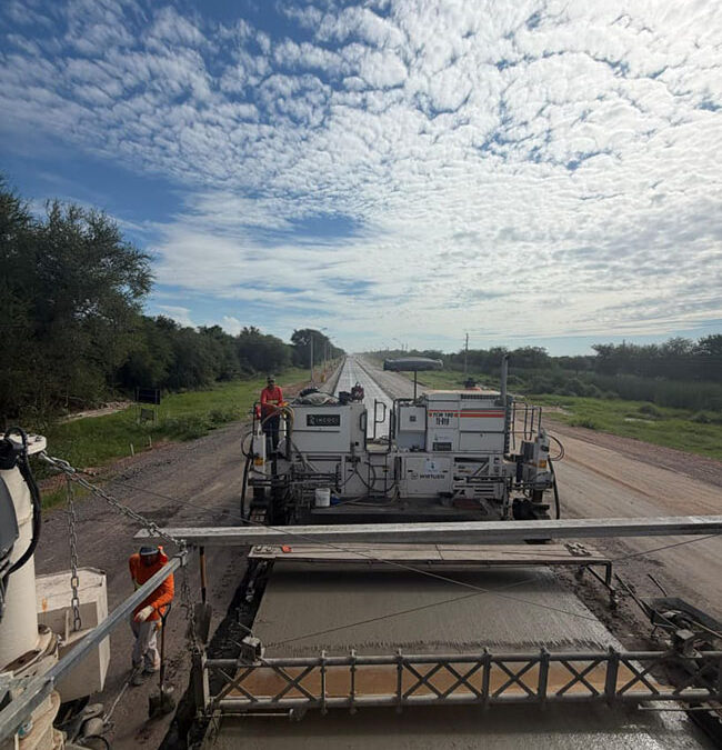 Primera ruta de hormigón avanza con tecnología de pavimentación rígida